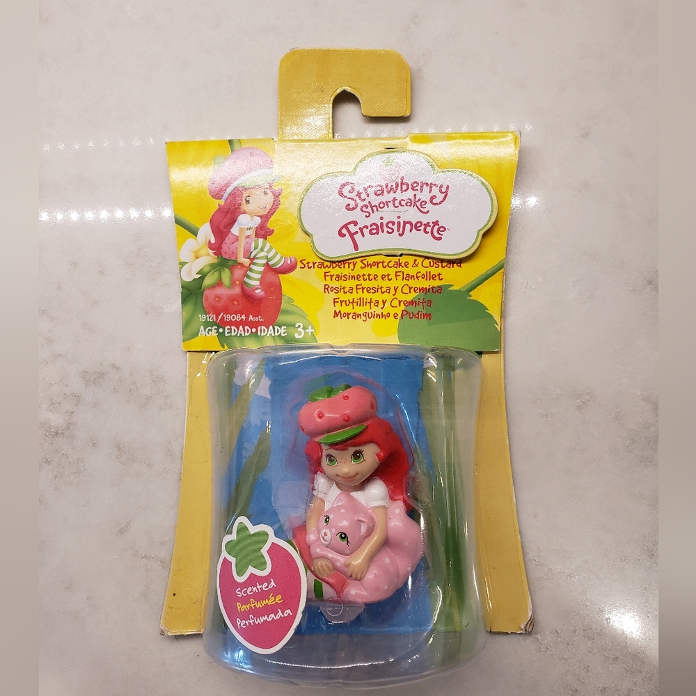 Brand new Strawberry Shortcake and Custard Scented Figurine 2009 by Hasbro